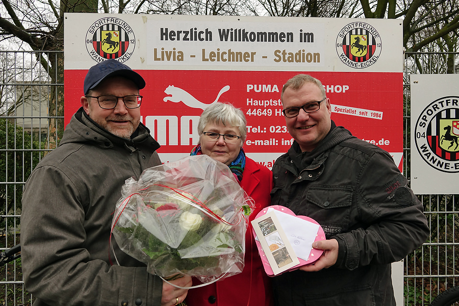Bei ihrem ersten Besuch im Livia-Leichner Stadion nach ihrem 60. Geburtstag gab es natürlich noch Blumen und ein kleines Geschenk für die Namensgeberin unseres Stadions. Am Ende haben Livia und ihr Mann Erich dann auch noch Glück gebracht, um einen Punkt gegen den Tabellenführer im Livia-Leichner Stadion zu behalten.