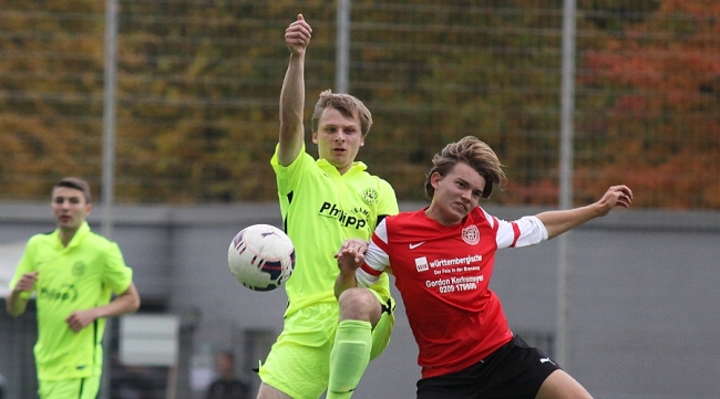 Patrick Wronowski behält die Oberhand im Spiel gegen SV Holsterhausen.
